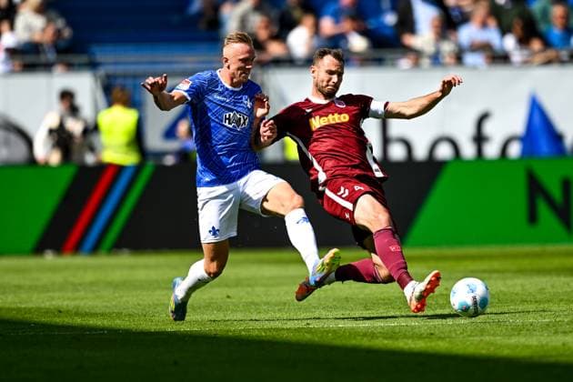 Isac Lidberg (SV Darmstadt 98, 07) im Zweikampf mit Florian Ballas (SSV Jahn Regensburg, 04), GER, SV Darmstadt 98 vs. SSV Jahn Regensburg, 2. Bundesliga, Fussball, 34. Spieltag, Saison 2024 2025, 18.05.2025. DFL REGULATIONS PROHIBIT ANY USE OF PHOTOGRAPHS as IMAGE SEQUENCES and or QUASI-VIDEO. GER, SV Darmstadt 98 vs. SSV Jahn Regensburg, 2. Bundesliga, Fussball, 34. Spieltag, Saison 2024 2025, 18.05.2025. Darmstadt
