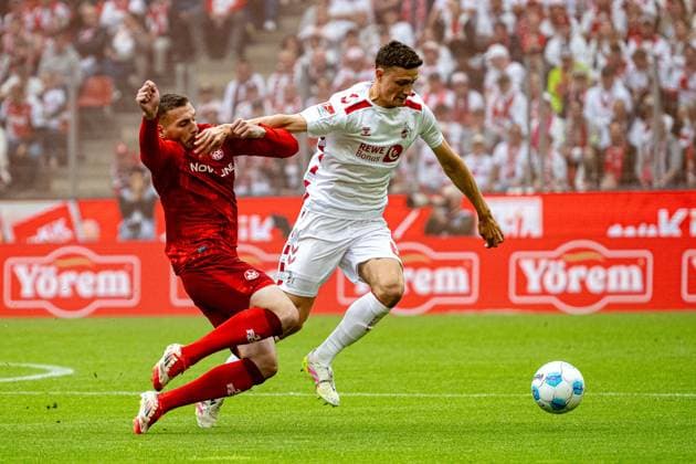 18.05.2025, Fussball: 2. Bundesliga, Saison 2024 2025, 34. Spieltag, 1. FC Koeln - 1. FC Kaiserslautern im RheinEnergieStadion in Koeln. Zweikampf zwischen Luca Sirch (1. FC Kaiserslautern, 31) und Eric Martel (1. FC Koeln, 06). Wichtiger Hinweis: Gemaess den Vorgaben der DFL Deutsche Fussball Liga bzw. des DFB Deutscher Fussball-Bund ist es untersagt, in dem Stadion und oder vom Spiel angefertigte Fotoaufnahmen in Form von Sequenzbildern und oder videoaehnlichen Fotostrecken zu verwerten bzw. verwerten zu lassen. Foto: Kirchner-Media Thomas Haesler