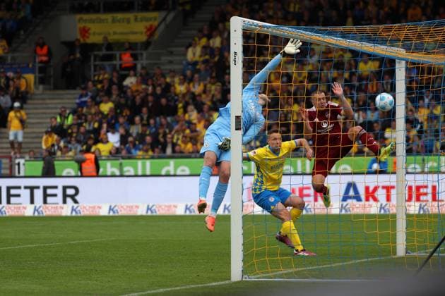 Braunschweig vs. Nürnberg, 2. BL Braunschweig, 18.05.2025, FUßBALL - Eintracht Braunschweig vs. 1. FC Nürnberg, 2. BL, Saison 2024 25. Tor zum 03, Torwart Marko Johansson (Eintracht Braunschweig), Paul Jaeckel (Eintracht Braunschweig), Braunschweig