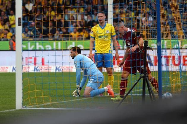 Braunschweig vs. Nürnberg, 2. BL Braunschweig, 18.05.2025, FUßBALL - Eintracht Braunschweig vs. 1. FC Nürnberg, 2. BL, Saison 2024 25. Torwart Marko Johansson (Eintracht Braunschweig), Paul Jaeckel (Eintracht Braunschweig) nach dem Tor zum 0:3 Braunschweig