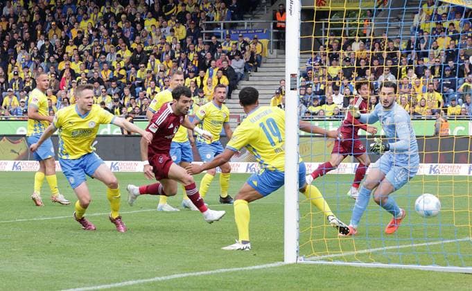 Hier erzielt Mahir Emreli (1. FC Nuernberg) das 0-1 Fussball, Herren, Saison 2024 2025 2.BL, Eintracht Stadion, Eintracht Braunschweig gegen 1.FC Nuernberg DFL REGULATIONS PROHIBIT ANY USE OF PHOTOGRAPHS AS IMAGE SEQUENCES AND OR QUASI-VIDEO.
