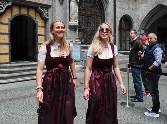 Fussball, Herren, Bundesliga, Saison 2024 2025, FC Bayern München, Meisterfeier, Rathausbalkon, Marienplatz Klara Bühl Buehl (FC Bayern München) (li.) mit Giulia Gwinn (FC Bayern München) (re.) auf dem Weg zur Meisterfeier am Rathaus Balkon
