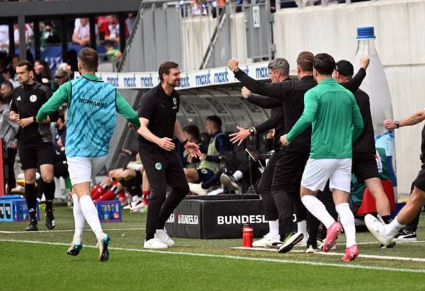 18.05.2025, xjhx, Fussball 2.Bundesliga, Spvgg Greuther Fuerth - Hamburger SV v.l. Trainer Thomas Kleine (Spvgg. Greuther Fuerth) celebrate the goal, Der Torjubel zum 1:0 (DFL DFB REGULATIONS PROHIBIT ANY USE OF PHOTOGRAPHS as IMAGE SEQUENCES and or QUASI-VIDEO) Fuerth