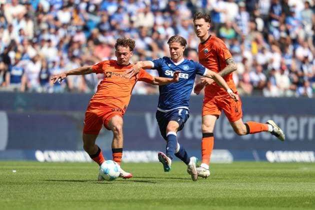 Aaron Zehnter (SC Paderborn 07, 32) im Zweikampf mit Dzenis Burnic (Karlsruher SC, 07) Calvin Brackelmann (SC Paderborn 07, 04), Karlsruher SC vs. SC Paderborn 07, 2. Bundesliga, 34. Spieltag, 2024 2025, 18.05.2025, DFL REGULATIONS PROHIBIT ANY USE OF PHOTOGRAPHS AS IMAGE SEQUENCES AND OR QUASI-VIDEO, Karlsruher SC vs. SC Paderborn 07, 2. Bundesliga, 34. Spieltag, 2024 2025, 18.05.2025 Karlsruhe