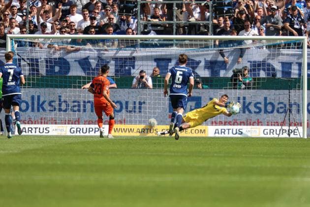 Sport Bilder des Tages Max Weiss (Karlsruher SC, Torwart 01) pariert den Elfmeter von Raphael Obermair (SC Paderborn 07, 23), Karlsruher SC vs. SC Paderborn 07, 2. Bundesliga, 34. Spieltag, 2024 2025, 18.05.2025, DFL REGULATIONS PROHIBIT ANY USE OF PHOTOGRAPHS AS IMAGE SEQUENCES AND OR QUASI-VIDEO, Karlsruher SC vs. SC Paderborn 07, 2. Bundesliga, 34. Spieltag, 2024 2025, 18.05.2025 Karlsruhe