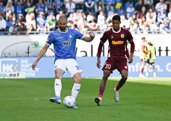 18.05.2025, xsltx, Fussball 2.Bundesliga, SV Darmstadt 98 - Jahn Regensburg v.l. Aleksandar Vukotic (SV Darmstadt 98), Noah Ganaus (SSV Jahn Regensburg) (DFL DFB REGULATIONS PROHIBIT ANY USE OF PHOTOGRAPHS as IMAGE SEQUENCES and or QUASI-VIDEO)