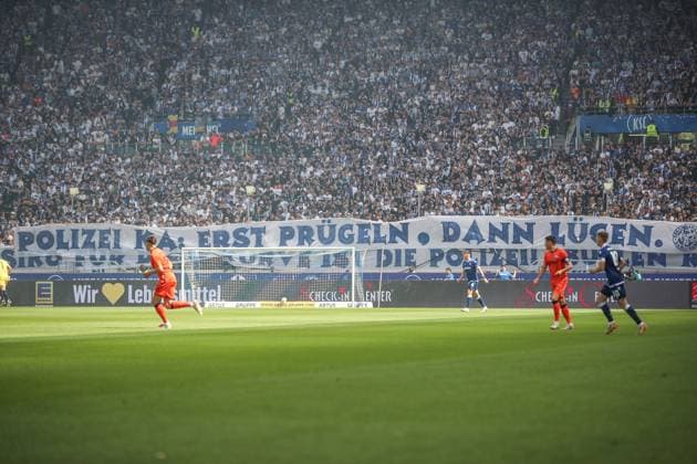 Die KSC Fans mit Nachricht an die Polizei, Karlsruher SC vs. SC Paderborn 07, 2. Bundesliga, 34. Spieltag, 2024 2025, 18.05.2025, DFL REGULATIONS PROHIBIT ANY USE OF PHOTOGRAPHS AS IMAGE SEQUENCES AND OR QUASI-VIDEO, Karlsruher SC vs. SC Paderborn 07, 2. Bundesliga, 34. Spieltag, 2024 2025, 18.05.2025 Karlsruhe
