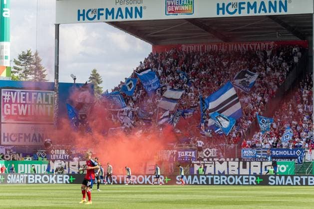 Pyro der HSV-Fans, Spvgg Greuther Fuerth vs. Hamburger SV Fussball, 2. Bundesliga, DFL, Saison 2024 2025, Rueckrunde, 34. Spieltag, 18.05.2025 DFB regulations prohibit any use of photographs as image sequences and or quasi-video