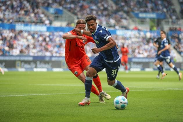 Bambase Conte (Karlsruher SC, 31) im Zweikampf mit Felix Goetze (SC Paderborn 07, 20), Karlsruher SC vs. SC Paderborn 07, 2. Bundesliga, 34. Spieltag, 2024 2025, 18.05.2025, DFL REGULATIONS PROHIBIT ANY USE OF PHOTOGRAPHS AS IMAGE SEQUENCES AND OR QUASI-VIDEO, Karlsruher SC vs. SC Paderborn 07, 2. Bundesliga, 34. Spieltag, 2024 2025, 18.05.2025 Karlsruhe