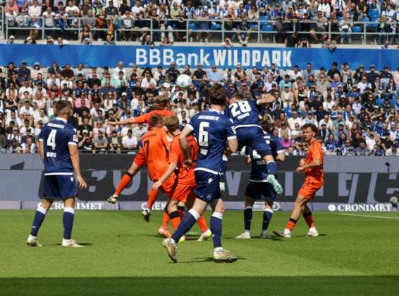 18.05.2025, xhettx, Fussball 2.Bundesliga, Karlsruher SC - SC Paderborn 07 v.l. schöne Chance von Marcel Franke (Karlsruhe SC, 28) mit dem Kopf (DFL DFB REGULATIONS PROHIBIT ANY USE OF PHOTOGRAPHS as IMAGE SEQUENCES and or QUASI-VIDEO)