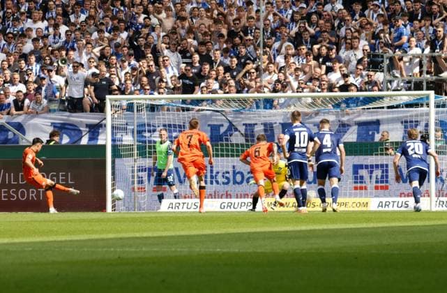 18.05.2025, xhettx, Fussball 2.Bundesliga, Karlsruher SC - SC Paderborn 07 v.l. Elfmeter für Padaborn durch Raphael Obermair (SC Padaborn 07, 23) (DFL DFB REGULATIONS PROHIBIT ANY USE OF PHOTOGRAPHS as IMAGE SEQUENCES and or QUASI-VIDEO)