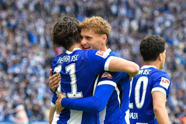 Fussball 2.Bundesliga, Hertha BSC Berlin - Hannover 96 18.05.2025, xdanx, Fussball 2.Bundesliga, Hertha BSC Berlin - Hannover 96 emspor, v.l. Jubel nach dem 1:1 durch Fabian Reese (Hertha BSC), Marton Dardai (Hertha BSC) (DFL DFB REGULATIONS PROHIBIT ANY USE OF PHOTOGRAPHS as IMAGE SEQUENCES and or QUASI-VIDEO) Daniel Lakomski Mix1 Berlin Olympiastadion Berlin Deutschland (DEU)