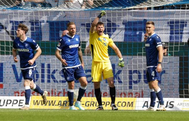 18.05.2025, xhettx, Fussball 2.Bundesliga, Karlsruher SC - SC Paderborn 07 v.l. Jubelfaust von Max Weiß (Karlsruhe SC, 1) (DFL DFB REGULATIONS PROHIBIT ANY USE OF PHOTOGRAPHS as IMAGE SEQUENCES and or QUASI-VIDEO)