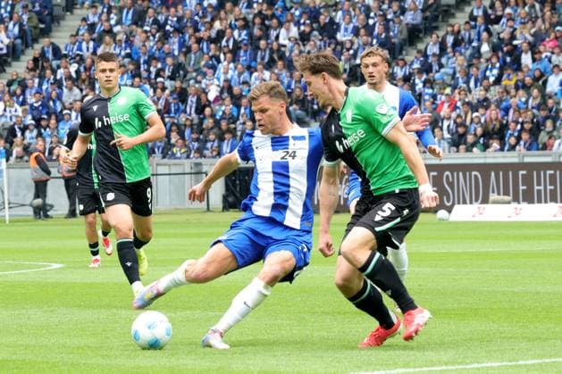 DEU, DFL, 2. FBL, Hertha BSC vs. Hannover 96, 18.05.2025, Berliner Olympiastadion, Berlin, DEU, DFL, 2. FBL, Hertha BSC vs. Hannover 96, im Bild Florian Niederlechner (Hertha BSC Berlin 7), Phil Neumann (Hannover 96 5) DFL - regulations prohibit any use of Photographs as image sequences and or quasi-video