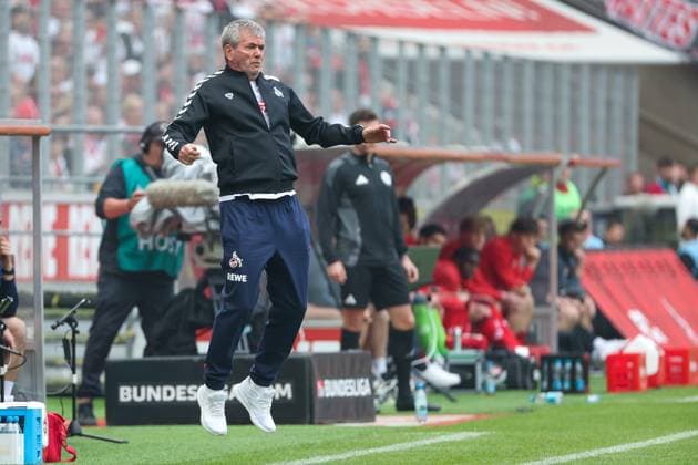 2. Bundesliga - 24 25 - 1. FC Köln - 1. FC Kaiserslautern am 18.05.2025 im RheinEnergieSTADION in Köln Trainer Head Coach Friedhelm Funkel (Koeln) springt in die Luft