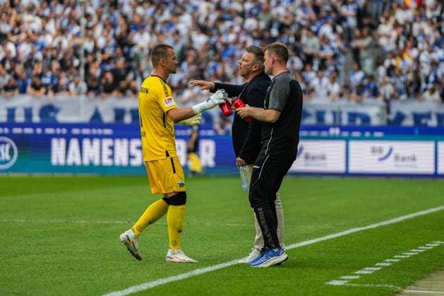 2. Fussball Bundesliga, Karlsruher SC - SC Paderborn 07, 18.05.2025 Manuel Riemann (SC Paderborn 1) bekommt Anweisungen von ?ukasz Kwasniok (SC Paderborn 07 Trainer) 2. Fussball Bundesliga, Karlsruher SC - SC Paderborn 07; BBBank Wildpark Karlsruhe, 18.05.2025 DFB DFL REGULATIONS PROHIBIT ANY USE OF PHOTOGRAPHS AS IMAGE SEQUENCES AND OR QUASI-VIDEO.
