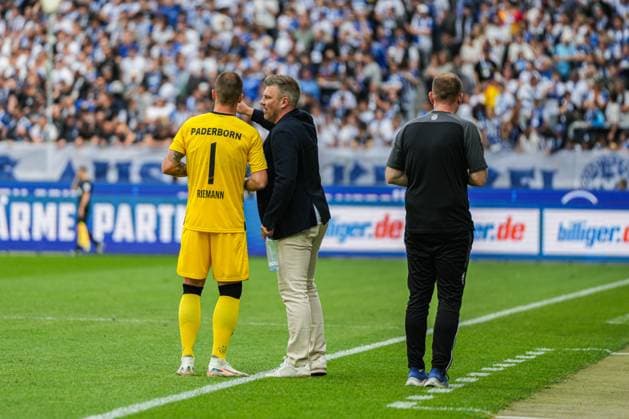 2. Fussball Bundesliga, Karlsruher SC - SC Paderborn 07, 18.05.2025 Manuel Riemann (SC Paderborn 1) bekommt Anweisungen von ?ukasz Kwasniok (SC Paderborn 07 Trainer) 2. Fussball Bundesliga, Karlsruher SC - SC Paderborn 07; BBBank Wildpark Karlsruhe, 18.05.2025 DFB DFL REGULATIONS PROHIBIT ANY USE OF PHOTOGRAPHS AS IMAGE SEQUENCES AND OR QUASI-VIDEO.
