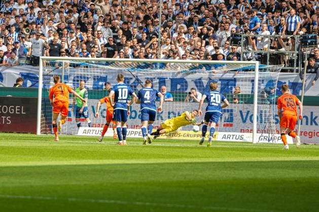2. Fussball Bundesliga, Karlsruher SC - SC Paderborn 07, 18.05.2025 Max Weiß (Karlsruher SC 1) der den Elfmeter von Raphael Obermair (SC Paderborn 23) hält 2. Fussball Bundesliga, Karlsruher SC - SC Paderborn 07; BBBank Wildpark Karlsruhe, 18.05.2025 DFB DFL REGULATIONS PROHIBIT ANY USE OF PHOTOGRAPHS AS IMAGE SEQUENCES AND OR QUASI-VIDEO.
