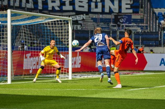2. Fussball Bundesliga, Karlsruher SC - SC Paderborn 07, 18.05.2025 David Herold (Karlsruher SC 20) mit einem Kopfball knapp neben das Tor 2. Fussball Bundesliga, Karlsruher SC - SC Paderborn 07; BBBank Wildpark Karlsruhe, 18.05.2025 DFB DFL REGULATIONS PROHIBIT ANY USE OF PHOTOGRAPHS AS IMAGE SEQUENCES AND OR QUASI-VIDEO.
