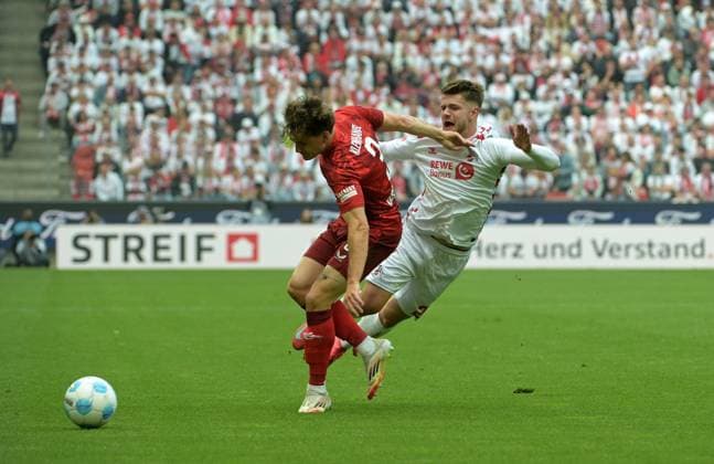 18.05.2025, xjpx, Fussball 2.Bundesliga, 1.FC Koeln - 1.FC Kaiserslautern v.l. Zweikampf zwischen Florian Kleinhansl (Kaiserslautern und Jan Thielmann (Koeln) (DFL DFB REGULATIONS PROHIBIT ANY USE OF PHOTOGRAPHS as IMAGE SEQUENCES and or QUASI-VIDEO) Koeln