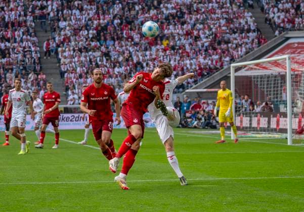 Zweikampf zwischen: Florian Kleinhansl (1. FC Kaiserslautern, 3) und Florian Kainz (1. FC Koeln, 11) 18.05.2025, 1. FC Köln - 1. FC Kaiserslautern Fussball, 2. Bundesliga, RheinEnergieStadion Köln DFL regulations prohibit any use of photographs as image sequences and or quasi-video.