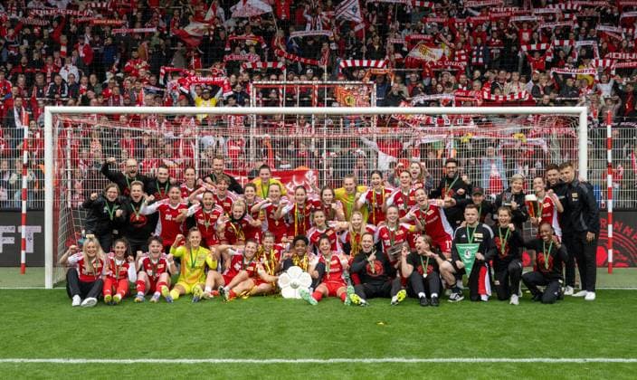 Fußball, Frauen, Saison 2024 2025, 2. Frauen-Bundesliga (26. Spieltag), 1. FC Union Berlin - FSV Gütersloh, anschließende Ehrung der Union-Frauen als Meisterinnen der 2. Bundesliga, im Bild: die Mannschaft mit der Meisterschale vor der Waldseite, 18.05. 2025, Copyright: xMatthiasxKochx