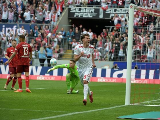 18.05.2025, xjpx, Fussball 2.Bundesliga, 1.FC Koeln - 1.FC Kaiserslautern v.l. Luca Waldschmidt (Koeln) bejubelt seinen Treffer zum 2:0 (DFL DFB REGULATIONS PROHIBIT ANY USE OF PHOTOGRAPHS as IMAGE SEQUENCES and or QUASI-VIDEO) Koeln