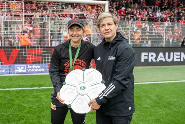 Fußball, Frauen, Saison 2024 2025, 2. Frauen-Bundesliga (26. Spieltag), 1. FC Union Berlin - FSV Gütersloh, anschließende Ehrung der Union-Frauen als Meisterinnen der 2. Bundesliga, im Bild: v. l. Trainerin Ailien Poese (1. FC Union), Geschäftsführerin Profifußball Frauen Jennifer Zietz (1. FC Union) mit der Meisterschale, 18.05. 2025, Copyright: xMatthiasxKochx