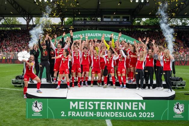 Fußball, Frauen, Saison 2024 2025, 2. Frauen-Bundesliga (26. Spieltag), 1. FC Union Berlin - FSV Gütersloh, anschließende Ehrung der Union-Frauen als Meisterinnen der 2. Bundesliga, im Bild: Lisa Heiseler (1. FC Union) streckt die Meisterschale in die Luft, 18.05. 2025, Copyright: xMatthiasxKochx