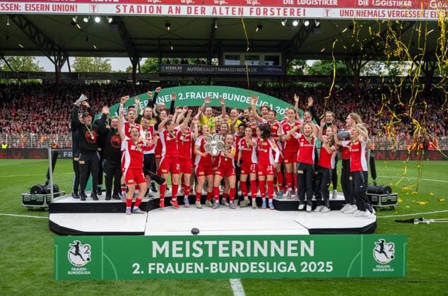 Bilder des Jahres 2025, Sport 05 Mai Sport Themen der Woche KW20 Sport Bilder des Tages Fußball, Frauen, Saison 2024 2025, 2. Frauen-Bundesliga (26. Spieltag), 1. FC Union Berlin - FSV Gütersloh, anschließende Ehrung der Union-Frauen als Meisterinnen der 2. Bundesliga, im Bild: Lisa Heiseler (1. FC Union) streckt die Meisterschale in die Luft, 18.05. 2025, *** Soccer, Women, Season 2024 2025, 2 Womens Bundesliga 26 Matchday , 1 FC Union Berlin FSV Gütersloh, subsequent award ceremony for the Union women as champions of the 2 Bundesliga, in the picture Lisa Heiseler 1 FC Union raises the championship trophy in the air, 18 05 2025, Copyright: xMatthiasxKochx