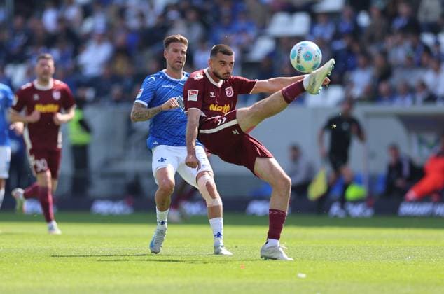 18.05.2025, xdcx, Fussball 2. Bundesliga, SV Darmstadt 98 - SSV Jahn Regensburg, emonline, emspor, despor, v.l., Tobias Kempe (SV Darmstadt 98), Rasim Bulic (SSV Jahn Regensburg) DFL DFB REGULATIONS PROHIBIT ANY USE OF PHOTOGRAPHS AS IMAGE SEQUENCES AND OR QUASI-VIDEO.