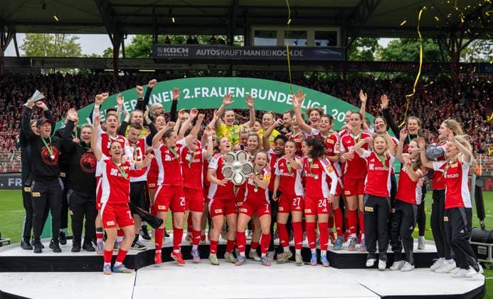 Fußball, Frauen, Saison 2024 2025, 2. Frauen-Bundesliga (26. Spieltag), 1. FC Union Berlin - FSV Gütersloh, anschließende Ehrung der Union-Frauen als Meisterinnen der 2. Bundesliga, im Bild: Lisa Heiseler (1. FC Union) streckt die Meisterschale in die Luft, 18.05. 2025, Copyright: xMatthiasxKochx