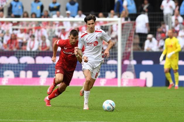 Denis Huseinbasic (1. FC Koeln) in Aktion, am Ball, Einzelaktion waehrend des Spiels der 2. Bundesliga zwischen 1. FC Köln und 1. FC Kaiserslautern im RheinEnergieStadion am 18. May 2025 in Köln, Deutschland. (Foto von Ralf Treese DeFodi Images) +++ Denis Huseinbasic (1. FC Koeln) controls the ball during the 2. Bundesliga match between 1. FC Köln and 1. FC Kaiserslautern at RheinEnergieStadion on May 18, 2025 in Cologne, Germany. (Photo by Ralf Treese DeFodi Images) DFB DFL REGULATIONS PROHIBIT ANY USE OF PHOTOGRAPHS AS IMAGE SEQUENCES AND OR QUASI-VIDEO. (Photo by Ralf Treese DeFodi Images)