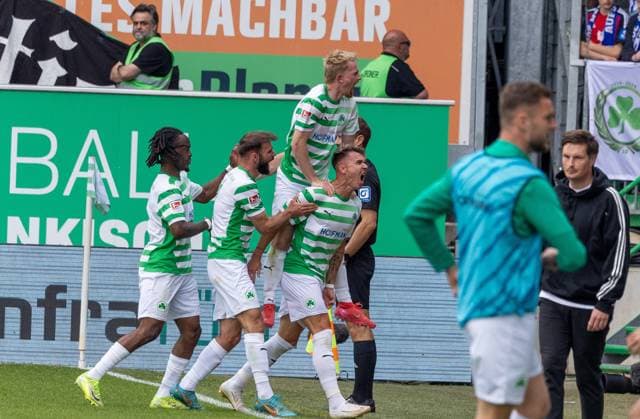 Jubel der Mannschaft nach dem 1:0 durch Felix Klaus 30 (Spvgg Greuther Fuerth), Spvgg Greuther Fuerth vs. Hamburger SV Fussball, 2. Bundesliga, DFL, Saison 2024 2025, Rueckrunde, 34. Spieltag, 18.05.2025 DFB regulations prohibit any use of photographs as image sequences and or quasi-video