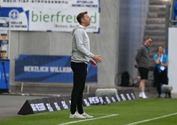 18.05.2025, xsltx, Fussball 2.Bundesliga, SV Darmstadt 98 - Jahn Regensburg v.l. Florian Kohfeldt (Cheftrainer SV Darmstadt 98) (DFL DFB REGULATIONS PROHIBIT ANY USE OF PHOTOGRAPHS as IMAGE SEQUENCES and or QUASI-VIDEO)