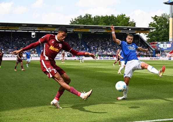 18.05.2025, xsltx, Fussball 2.Bundesliga, SV Darmstadt 98 - Jahn Regensburg v.l. Noah Ganaus (SSV Jahn Regensburg), Fabian Nürnberger (SV Darmstadt 98) (DFL DFB REGULATIONS PROHIBIT ANY USE OF PHOTOGRAPHS as IMAGE SEQUENCES and or QUASI-VIDEO)