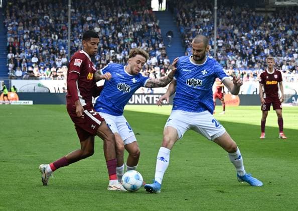 18.05.2025, xsltx, Fussball 2.Bundesliga, SV Darmstadt 98 - Jahn Regensburg v.l. Noah Ganaus (SSV Jahn Regensburg), Luca Marseiler (SV Darmstadt 98), Aleksandar Vukotic (SV Darmstadt 98) (DFL DFB REGULATIONS PROHIBIT ANY USE OF PHOTOGRAPHS as IMAGE SEQUENCES and or QUASI-VIDEO)