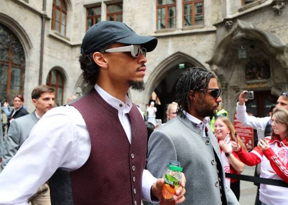 Fussball, Herren, Bundesliga, Saison 2024 2025, FC Bayern München, Meisterfeier, Rathausbalkon, Marienplatz Leroy Sane (FC Bayern München) (li.) mit Serge Gnabry (FC Bayern München) (re.) auf dem Weg zur Meisterfeier am Rathaus Balkon