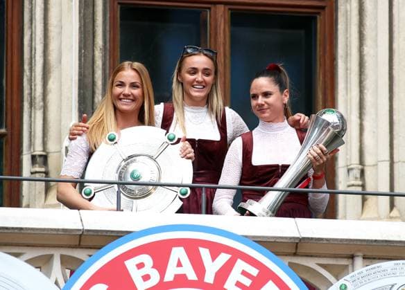 Fussball, Herren, Bundesliga, Saison 2024 2025, FC Bayern München, Meisterfeier, Rathausbalkon, Marienplatz Glodis Perla Viggosdottir (FC Bayern München) mit Meisterschale, Georgia Stanway (FC Bayern München) und Sarah Zadrazil (FC Bayern München) (re.) mit dem DFB-Pokal auf dem Rathausbalkon (v.l.n.r.)