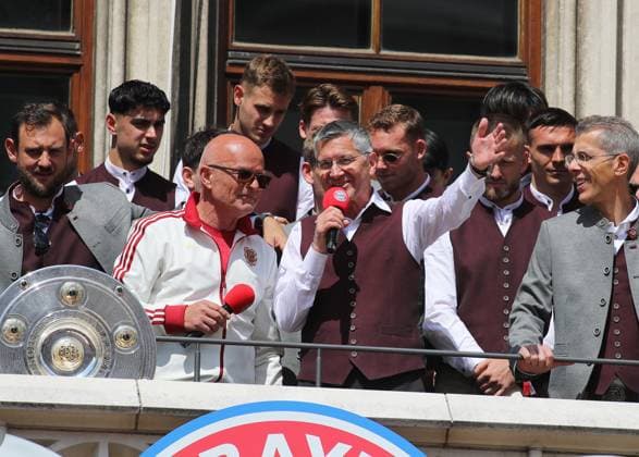 Fussball, Herren, Bundesliga, Saison 2024 2025, FC Bayern München, Meisterfeier, Rathausbalkon, Marienplatz Stadionsprecher Stephan Lehmann (li.) mit Herbert Hainer, Präsident (FC Bayern München) (re.) im Interview auf dem Balkon