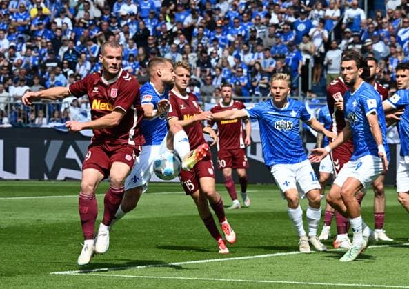 18.05.2025, xsltx, Fussball 2.Bundesliga, SV Darmstadt 98 - Jahn Regensburg v.l. Eric Hottmann (SSV Jahn Regensburg), Fabian Nürnberger (SV Darmstadt 98), Sebastian Ernst (SSV Jahn Regensburg), Andreas Müller (SV Darmstadt 98), Fraser Hornby (SV Darmstadt 98) (DFL DFB REGULATIONS PROHIBIT ANY USE OF PHOTOGRAPHS as IMAGE SEQUENCES and or QUASI-VIDEO)