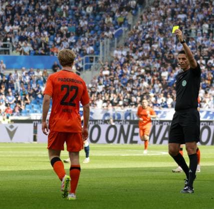 18.05.2025, xhettx, Fussball 2.Bundesliga, Karlsruher SC - SC Paderborn 07 v.l. Mattes Hansen (SC Padaborn 07, 22) bekommt gelb von Deniz Aytekin (DFB) (DFL DFB REGULATIONS PROHIBIT ANY USE OF PHOTOGRAPHS as IMAGE SEQUENCES and or QUASI-VIDEO)