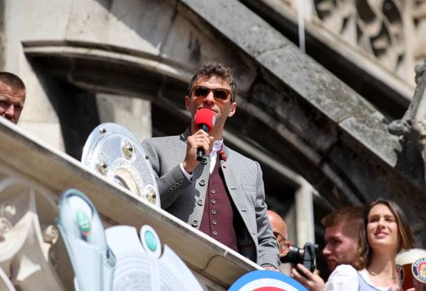 Fussball, Herren, Bundesliga, Saison 2024 2025, FC Bayern München, Meisterfeier, Rathausbalkon, Marienplatz Thomas Müller, Mueller (FC Bayern München) mit Mikrofon auf dem Balkon