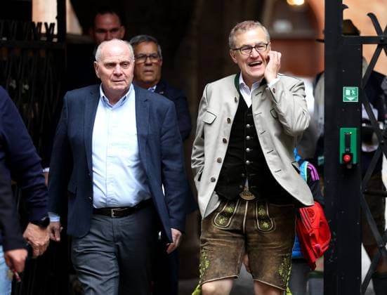 Fussball, Herren, Bundesliga, Saison 2024 2025, FC Bayern München, Meisterfeier, Rathausbalkon, Marienplatz Uli Hoeneß, Hoeness, Ehrenpräsident (FC Bayern München) (li.) mit Jan-Christian Dreesen, Vorstandsvorsitzender (FC Bayern München) (re.) auf dem Weg zur Meisterfeier am Rathaus Balkon