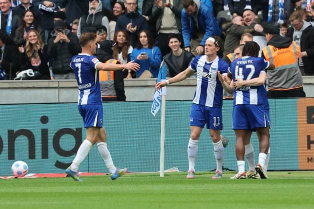 2. Fußball Bundesliga, Hertha BSC - Hannover 96 Torjubel, Jubel. Fabian Reese (Hertha BSC Berlin 11) jubelt über das Tor zum 1:1 mit Deyovaisio Zeefuik (Hertha BSC Berlin 42) und Florian Niederlechner (Hertha BSC Berlin 7), links, während der Begegnung in der 2. Fußball Bundesliga, Hertha BSC - Hannover 96 in Berlin, Olympiastadion, am 18.05.2025. DFB regulations prohibit any use of photographs as image sequences and or quasi video.