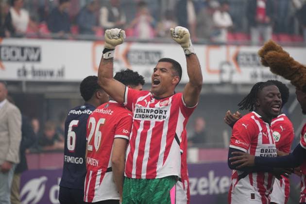 ROTTERDAM , 18-05-2025 , Stadium Ã Het Kasteel , Season 2024 2025 , Football , Eredivisie . Match between Sparta and PSV . PSV goalkeeper Walter Benitez Celebrate the Championship Sparta - PSV  x29328225x Copyright: