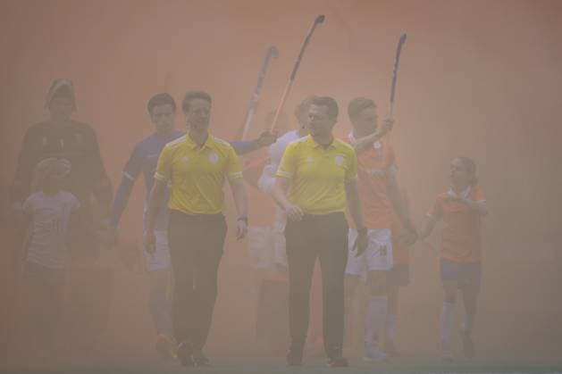Sport Themen der Woche KW20 Sport Bilder des Tages BLOEMENDAAL, 18-05-2025, HC Bloemendaal, Tulp Hockey Hoofdklasse Heren, Season 2024-2025, Semi Finals Play-offs. Players entering the pitch before the match Bloemendaal - Kampong. Bloemendaal - Kampong  x29328236x Copyright: