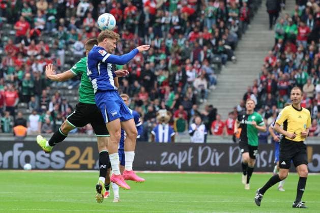 2. Fußball Bundesliga, Hertha BSC - Hannover 96 Kopfball, Kopfballduell zwischen Márton Dárdai (Hertha BSC Berlin 31) und Nicolo Tresoldi (Hannover 9), während der Begegnung in der 2. Fußball Bundesliga, Hertha BSC - Hannover 96 in Berlin, Olympiastadion, am 18.05.2025. DFB regulations prohibit any use of photographs as image sequences and or quasi video.