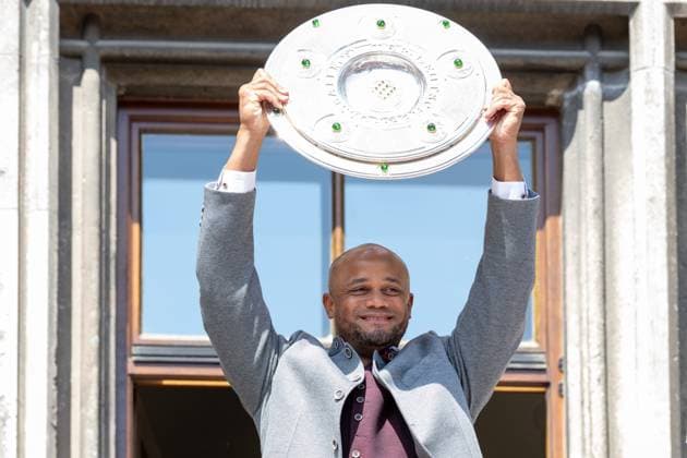 Cheftrainer Vincent Kompany (FC Bayern Muenchen) mit der Meisterschale, Meisterfeier, Rathausbalkon, FC Bayern Muenchen und FC Bayern Frauen, Fussball, 18.05.2025 DFB regulations prohibit any use of photographs as image sequences and or quasi-video Muenchen Bayern Deutschland