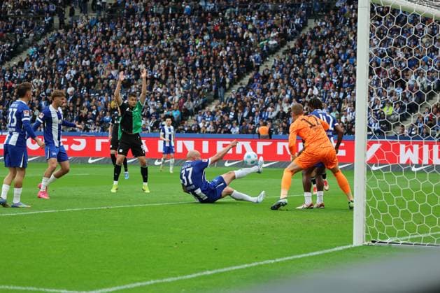 2. Fußball Bundesliga, Hertha BSC - Hannover 96 Toni Leistner (Hertha BSC Berlin 37) rettet, sichert einen Torschuss vor Torwart Dennis Smarsch (Hertha 12), während der Begegnung in der 2. Fußball Bundesliga, Hertha BSC - Hannover 96 in Berlin, Olympiastadion, am 18.05.2025. DFB regulations prohibit any use of photographs as image sequences and or quasi video.